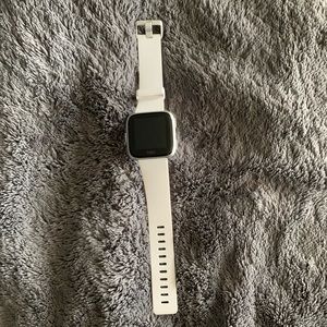 FitBit Versa Silver w/ white band - Fitbit
